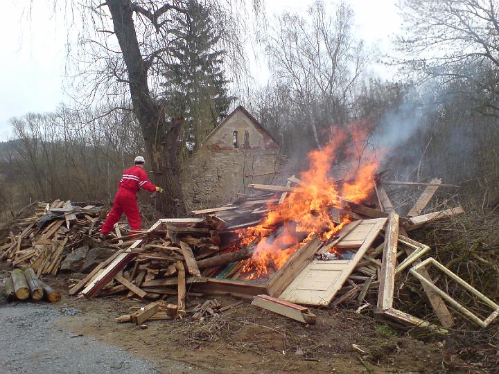 pálení zbytků po demolici